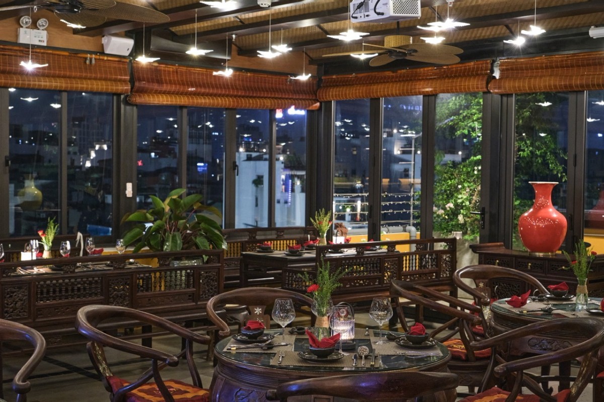 Restaurant & SkyBar